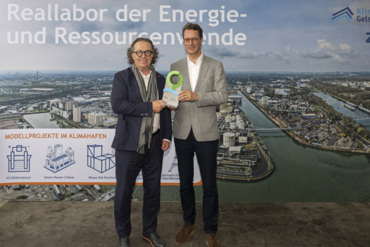 Lars Baumgürtel und Hendrik Wüst mit dem Deutschen Umweltpreis